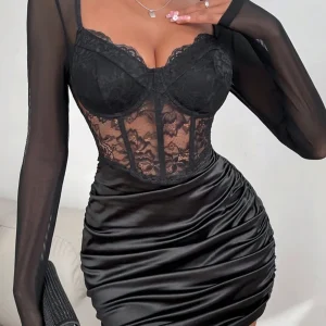 Svart axelbandslös korsettklänning i spets med rufsig guldringning
