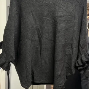 Stickad Topp 3/4 Ärm med Volang V-Neck