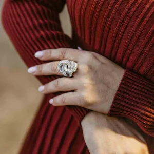 Glittrande Ring med Gnistrande Knut