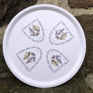 DCH Serveringsbricka Rund 38 cm Box of Chocolates Stirrup