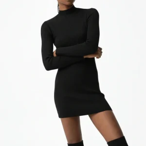 VALLIUM SVART STICKAD KLÄNNING